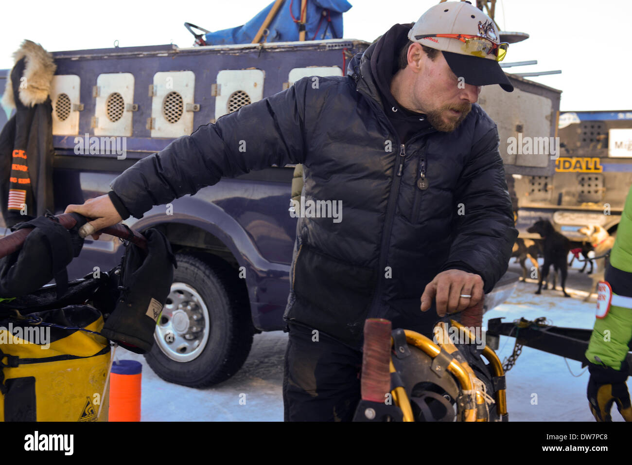 Willow, Alaska, Stati Uniti d'America. 2 Mar 2014. Marc Lester / Anchorage Daily News .Jason Mackey porterà un urna di ceneri fissato con nastro adesivo al suo manubrio per una parte di questo anno la Iditarod. Racing ha iniziato per il 2014 Sentiero Iditarod Sled Dog Race sul Lago di salice domenica pomeriggio, 2 marzo 2014. Sessanta nove squadre iniziato questo anno di Iditarod. Credito: Marc Lester/Anchorage Daily News/ZUMAPRESS.com/Alamy Live News Foto Stock
