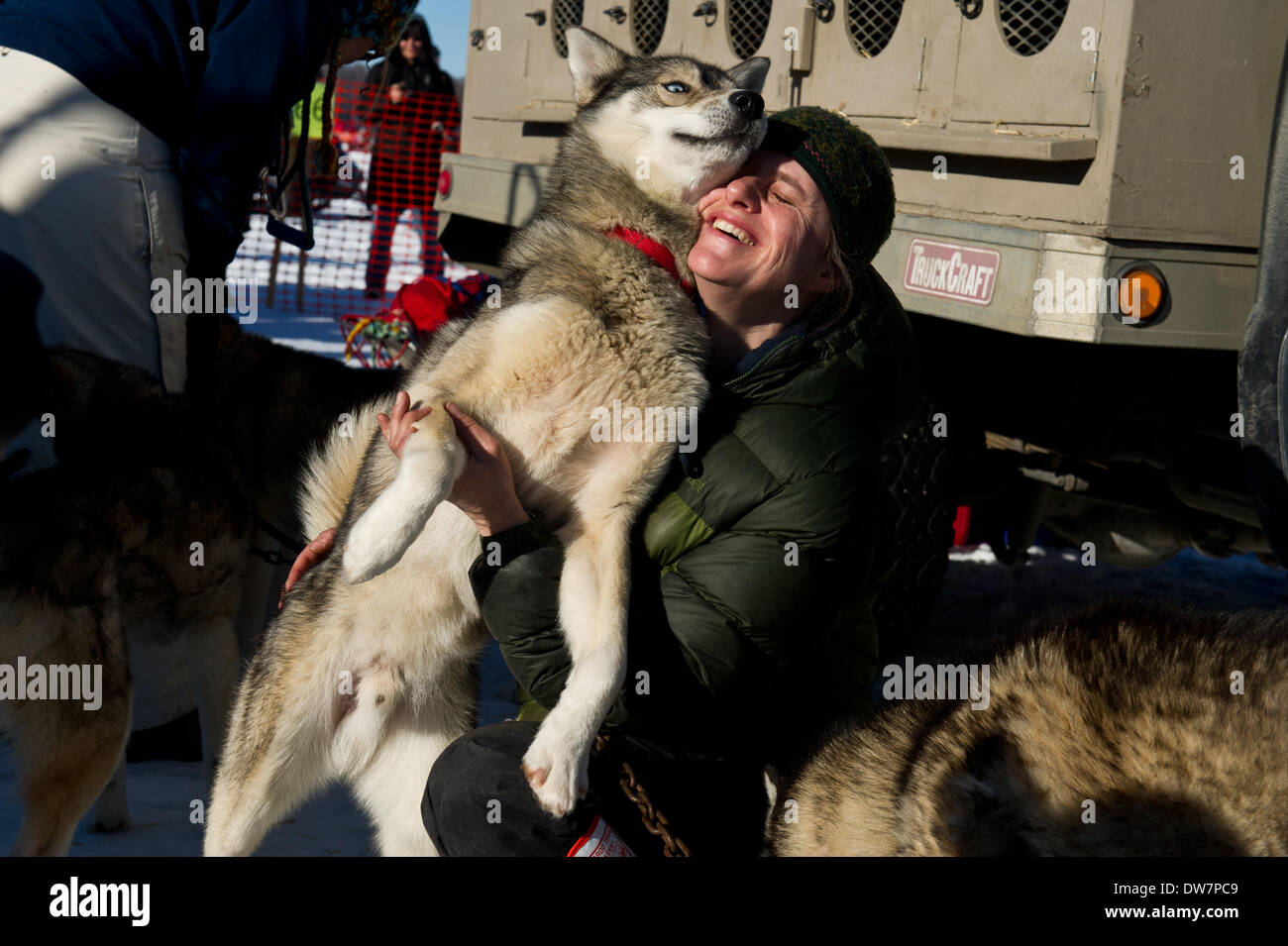 Willow, Alaska, Stati Uniti d'America. 2 Mar 2014. Marc Lester / Anchorage Daily News .Sue Ellis, moglie di musher Mike Ellis, abbracci Frankie. Racing ha iniziato per il 2014 Sentiero Iditarod Sled Dog Race sul Lago di salice domenica pomeriggio, 2 marzo 2014. Sessanta nove squadre iniziato questo anno di Iditarod. Credito: Marc Lester/Anchorage Daily News/ZUMAPRESS.com/Alamy Live News Foto Stock