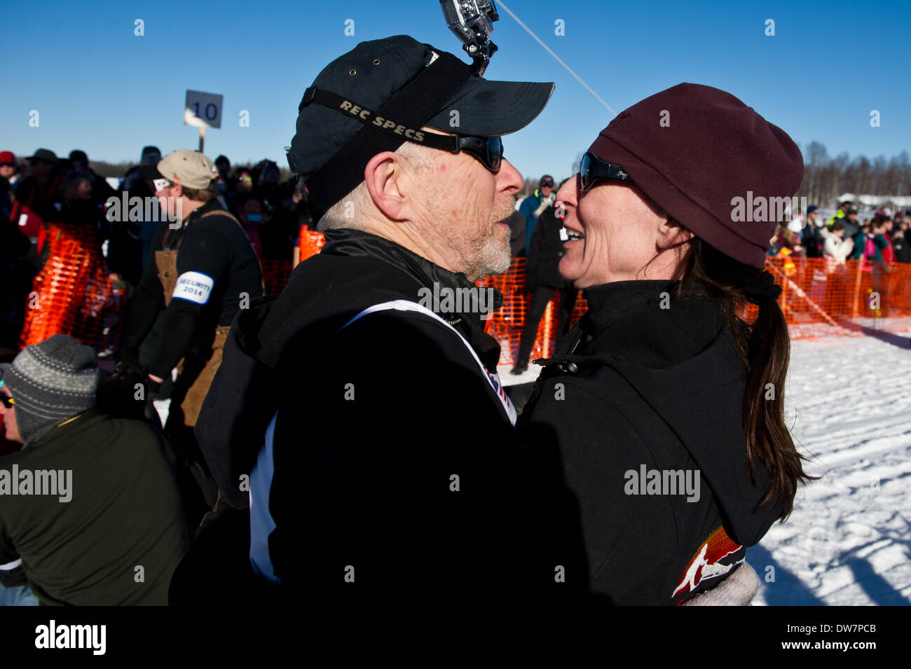 Willow, Alaska, Stati Uniti d'America. 2 Mar 2014. Marc Lester / Anchorage Daily News .Jeff King dice addio a Ellen Donoghue. Racing ha iniziato per il 2014 Sentiero Iditarod Sled Dog Race sul Lago di salice domenica pomeriggio, 2 marzo 2014. Sessanta nove squadre iniziato questo anno di Iditarod. Credito: Marc Lester/Anchorage Daily News/ZUMAPRESS.com/Alamy Live News Foto Stock