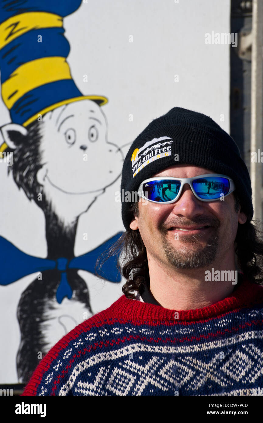 Willow, Alaska, Stati Uniti d'America. 2 Mar 2014. Marc Lester / Anchorage Daily News .Musher Hugh Neff diventa pronto per la gara in prossimità del suo carrello. Racing ha iniziato per il 2014 Sentiero Iditarod Sled Dog Race sul Lago di salice domenica pomeriggio, 2 marzo 2014. Sessanta nove squadre iniziato questo anno di Iditarod. Credito: Marc Lester/Anchorage Daily News/ZUMAPRESS.com/Alamy Live News Foto Stock