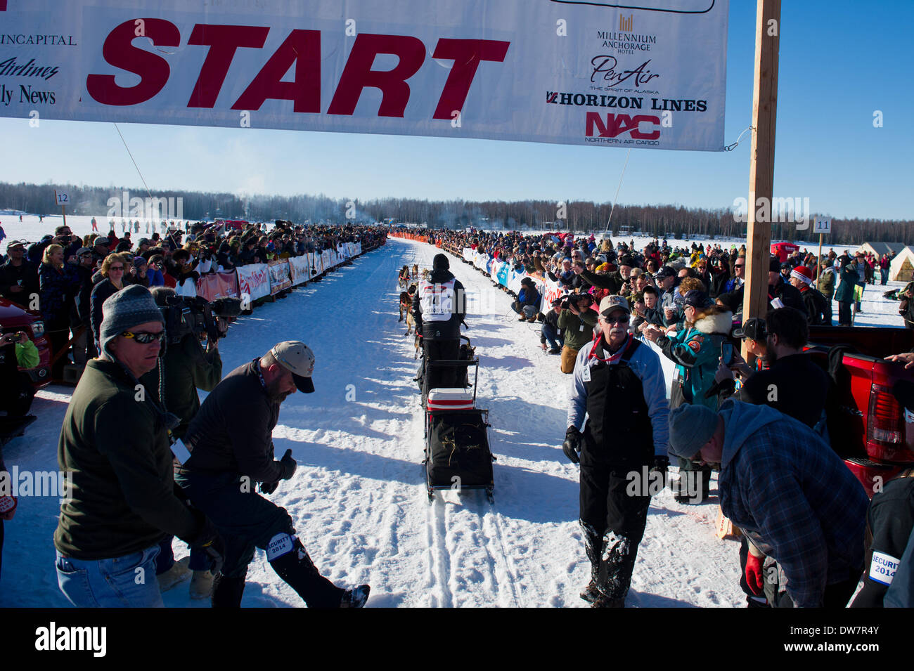 Willow, Alaska, Stati Uniti d'America. 2 Mar 2014. Marc Lester / Anchorage Daily News .Dallas Seavey lascia la linea di partenza sul Lago di Salice. Racing ha iniziato per il 2014 Sentiero Iditarod Sled Dog Race sul Lago di salice domenica pomeriggio, 2 marzo 2014. Sessanta nove squadre iniziato questo anno di Iditarod. Credito: Marc Lester/Anchorage Daily News/ZUMAPRESS.com/Alamy Live News Foto Stock