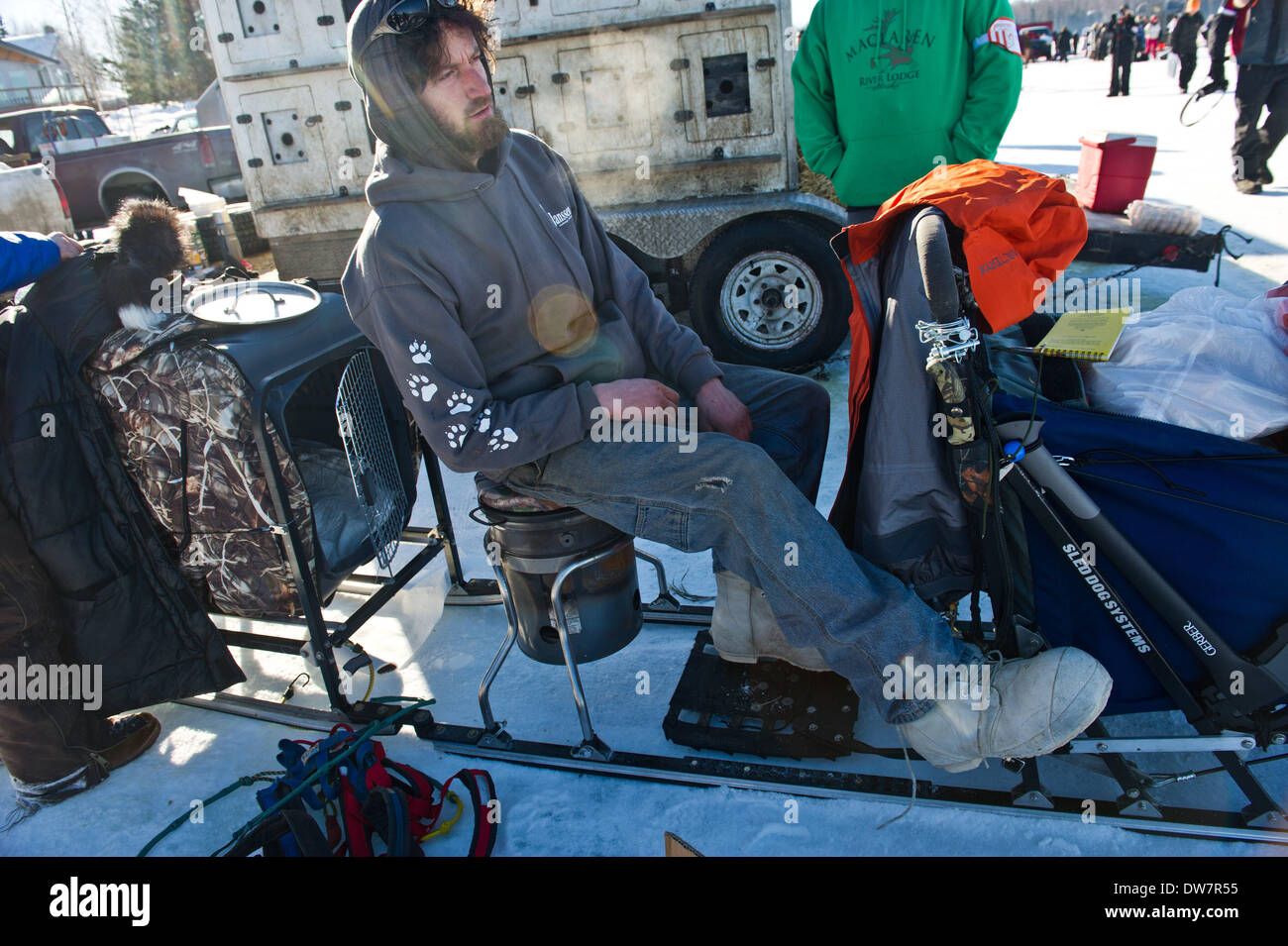 Willow, Alaska, Stati Uniti d'America. 2 Mar 2014. Marc Lester / Anchorage Daily News .Nicolas Petit, di Girdwood, utilizzerà una slitta di nuovo design che detiene una fossa di scolo del cane nel retro. Egli utilizzerà il contenitore per il resto i cani come egli corse. Racing ha iniziato per il 2014 Sentiero Iditarod Sled Dog Race sul Lago di salice domenica pomeriggio, 2 marzo 2014. Sessanta nove squadre iniziato questo anno di Iditarod. Credito: Marc Lester/Anchorage Daily News/ZUMAPRESS.com/Alamy Live News Foto Stock