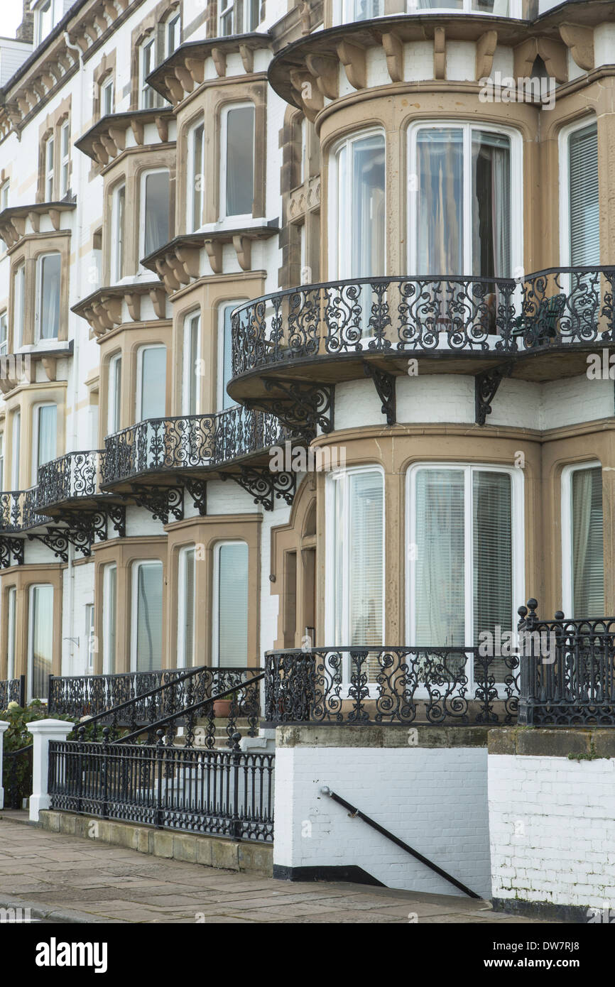 Ville a schiera, compreso un tradizionale hotel sul mare, Saltburn via mare, North Yorkshire Foto Stock