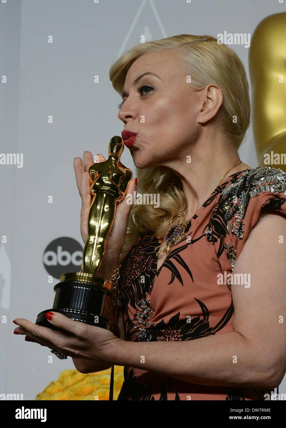 Los Angeles, Stati Uniti d'America. 2 Mar 2014. Catherine Martin pone in sala stampa con il premio per il miglior costume design per 'Il grande Gatsby" durante l'Oscar al Dolby Theatre di Los Angeles, negli Stati Uniti il 2 marzo 2014. Credito: Yang Lei/Xinhua/Alamy Live News Foto Stock