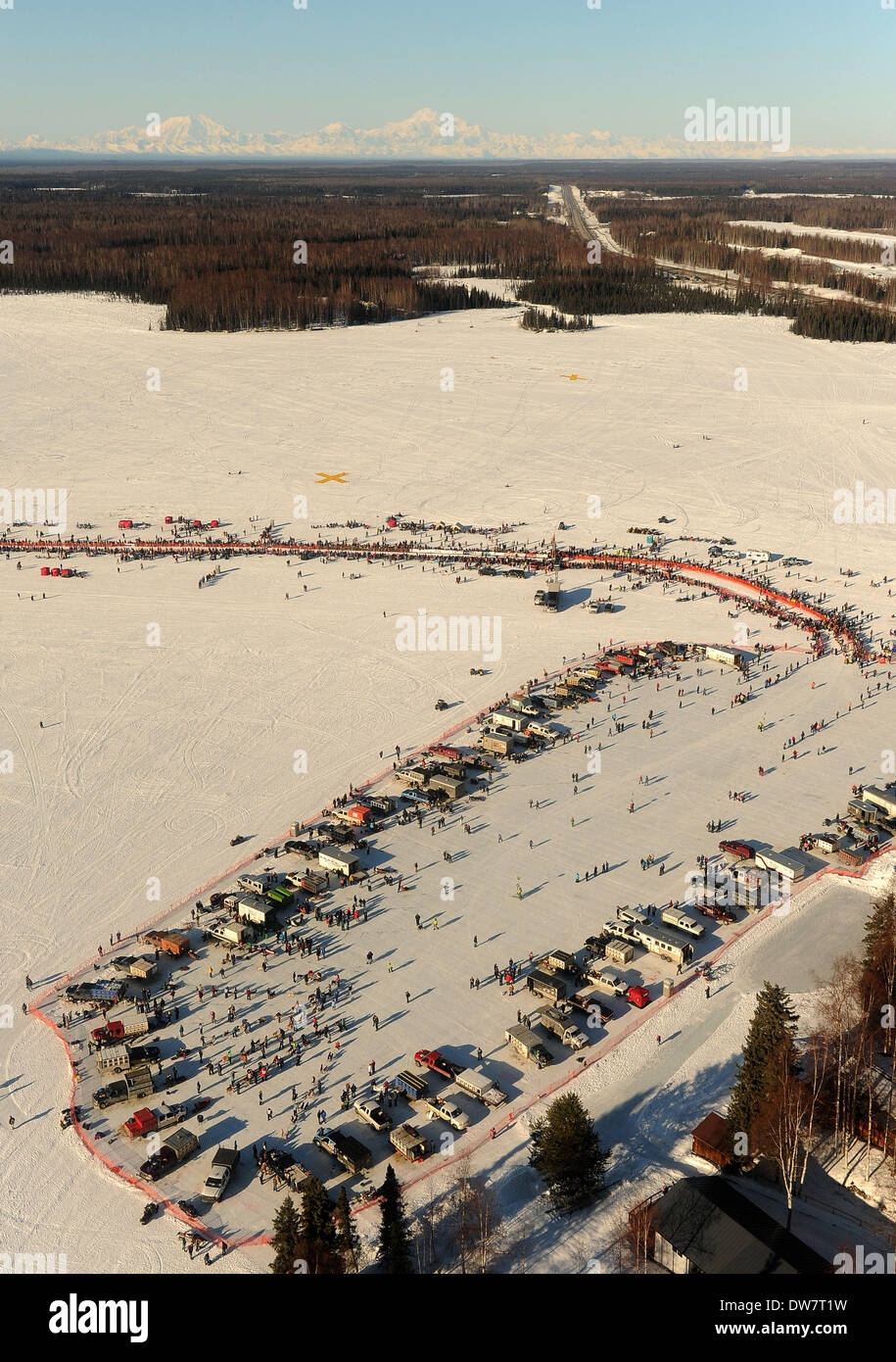 Willow, AK, STATI UNITI D'AMERICA. 2 Mar 2014. Con il monte Foraker, Mount Hunter e Monte McKinley all'orizzonte, mushers preparare i loro team per l'inizio del 2014 Sentiero Iditarod Sled Dog Race fuori di Willow, AK, domenica 2 marzo, 2014. 140302. Credito: Bob Hallinen/Anchorage Daily News/ZUMAPRESS.com/Alamy Live News Foto Stock