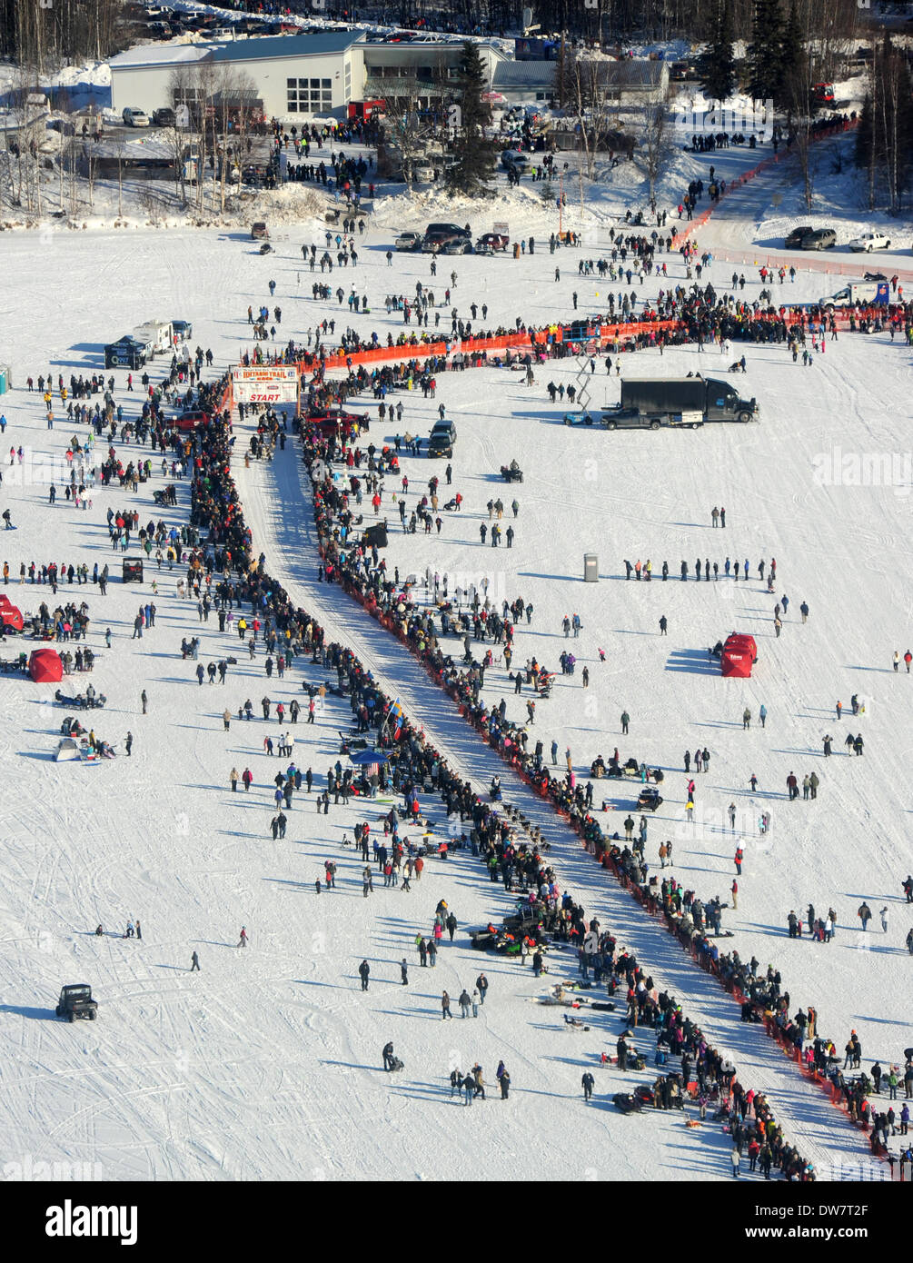 Willow, AK, STATI UNITI D'AMERICA. 2 Mar 2014. Un musher aziona il suo cane team in basso lungo lo scivolo durante l'inizio del 2014 Sentiero Iditarod Sled Dog Race in Willow, AK, domenica 2 marzo, 2014. 140302. Credito: Bob Hallinen/Anchorage Daily News/ZUMAPRESS.com/Alamy Live News Foto Stock