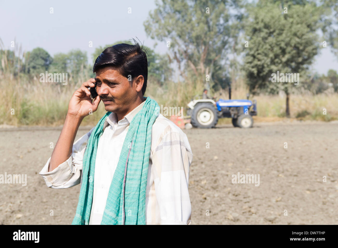 Villaggio indiano agricoltore tenuto sul cellulare Foto Stock