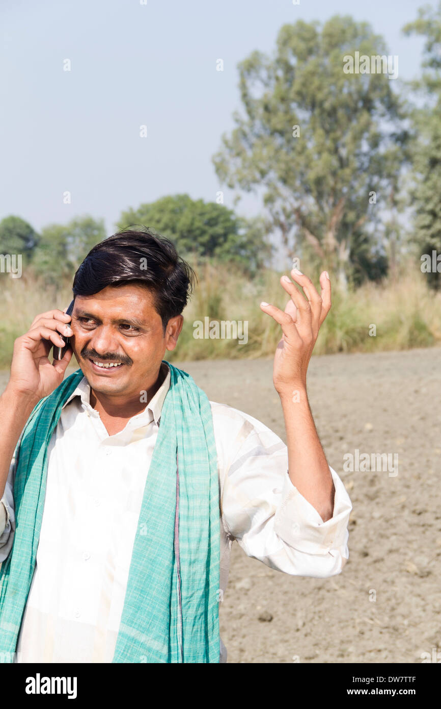Villaggio indiano agricoltore tenendo mobile Foto Stock