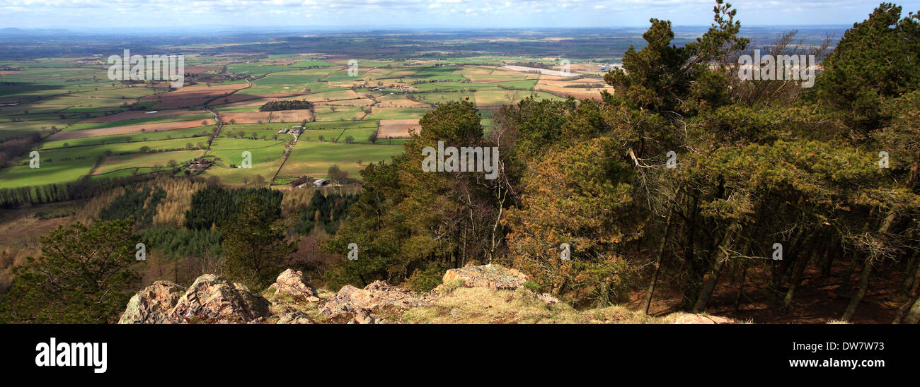 Vista sulla pianura Shropshire dal Wrekin Hill antico colle fort, Shropshire County, England, Regno Unito Foto Stock