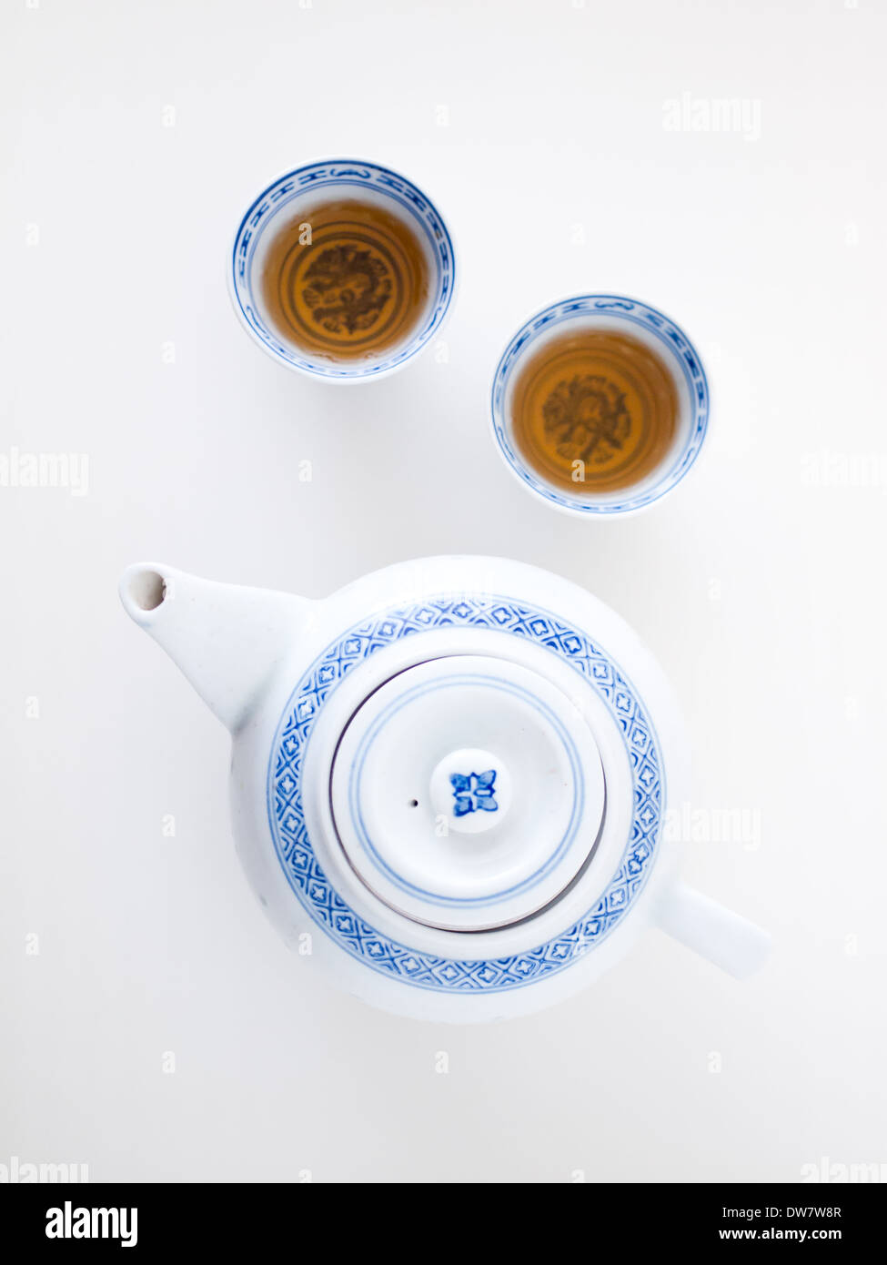 Un Cinese tradizionale teiera e teacups riempito con gelsomino tè verde. Foto Stock