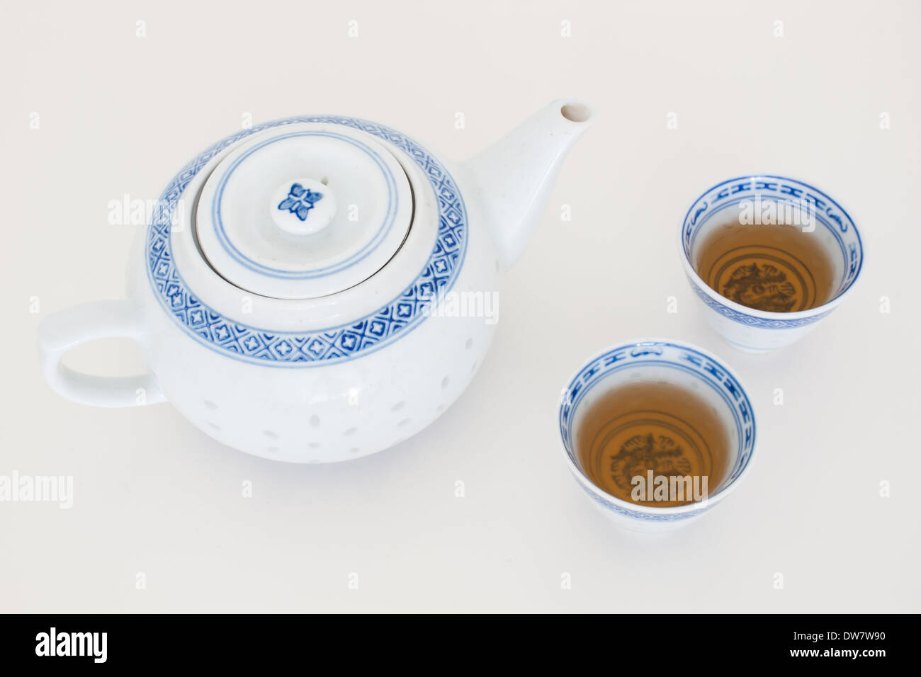 Un Cinese tradizionale teiera e teacups riempito con gelsomino tè verde. Foto Stock