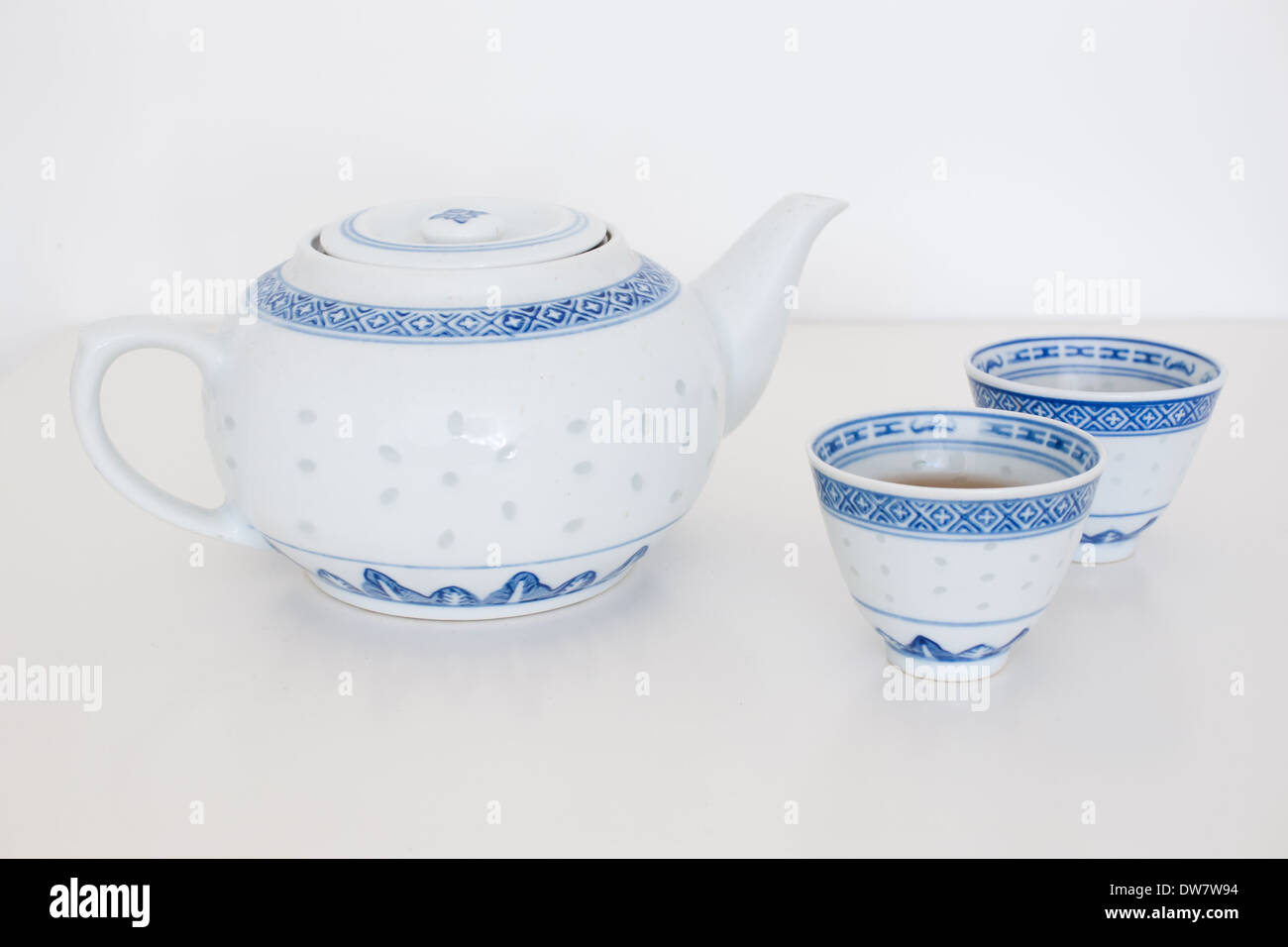 Un Cinese tradizionale teiera e teacups riempito con gelsomino tè verde. Foto Stock