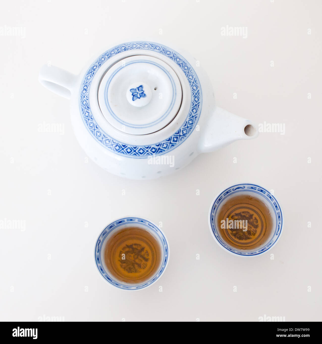 Un Cinese tradizionale teiera e teacups riempito con gelsomino tè verde. Foto Stock