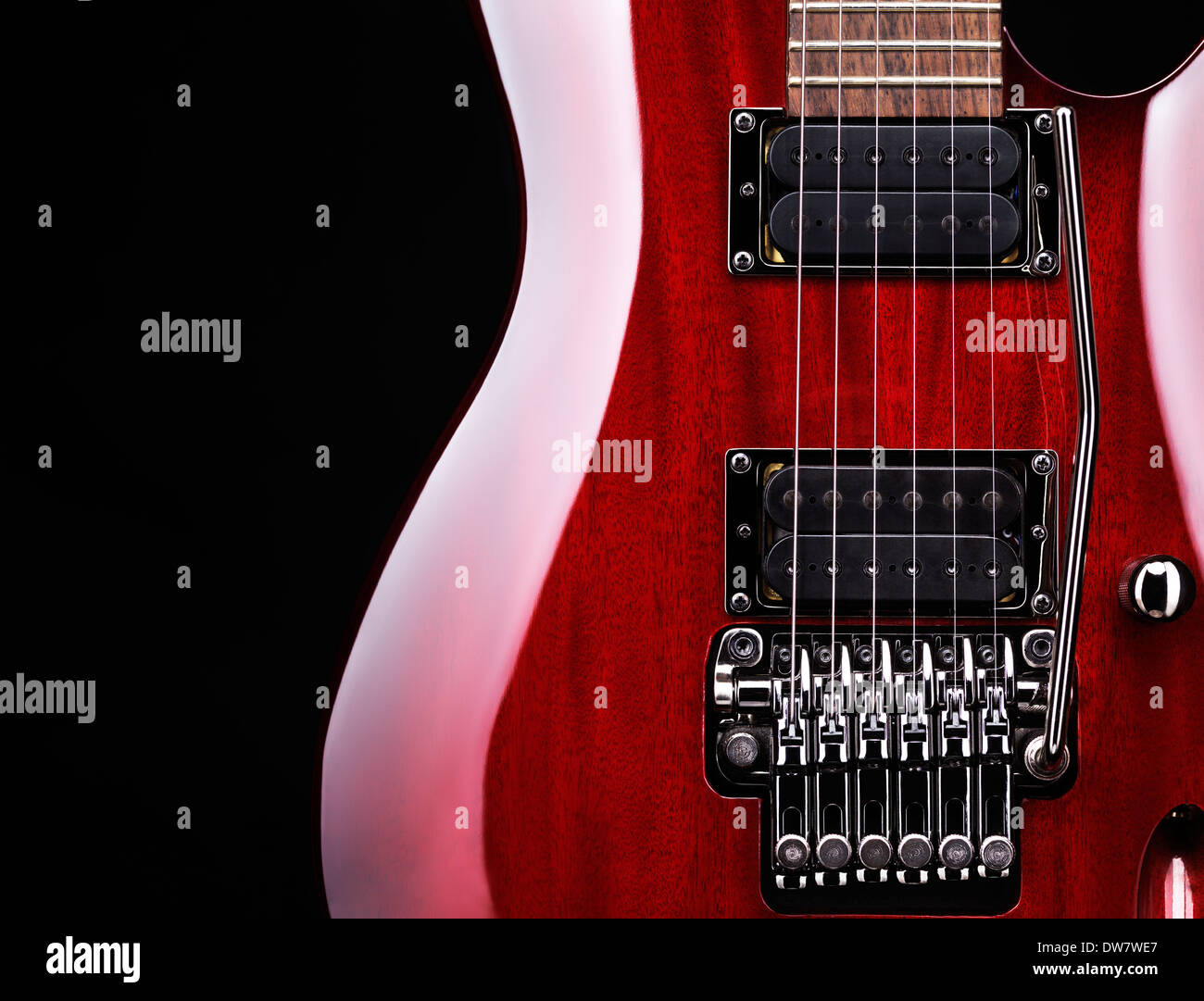 Primo piano della red chitarra elettrica Ibanez serie S S420, tremolo e pickup su sfondo nero Foto Stock