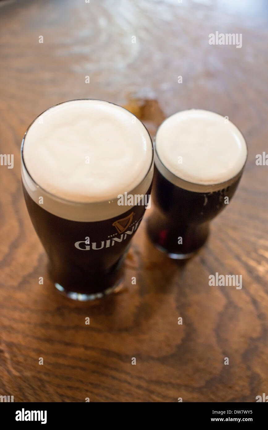 Una pinta e una mezza pinta di birra scura, Belfast, Irlanda Foto Stock