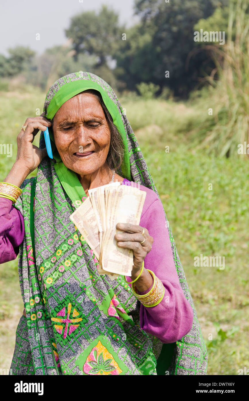 1 donna indiana in piedi e sta parlando con mobile Foto Stock