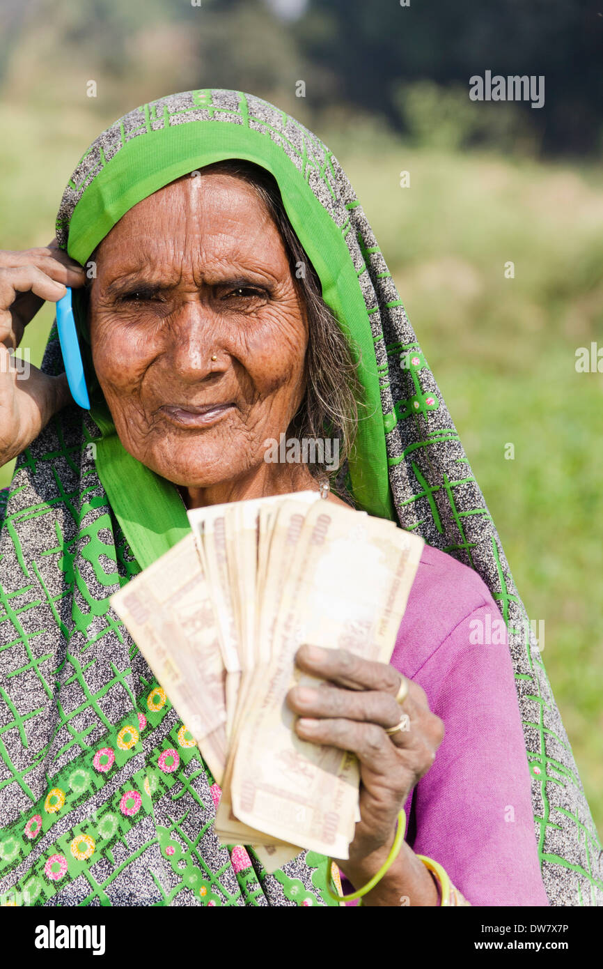 1 donna indiana in piedi e sta parlando con mobile Foto Stock