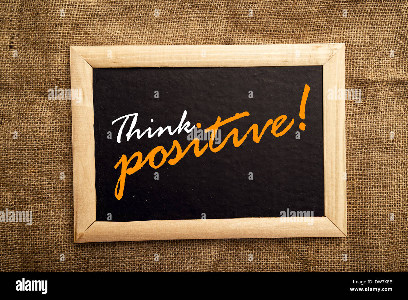 Pensare positivo, messaggio motivazionale sulla lavagna. Foto Stock