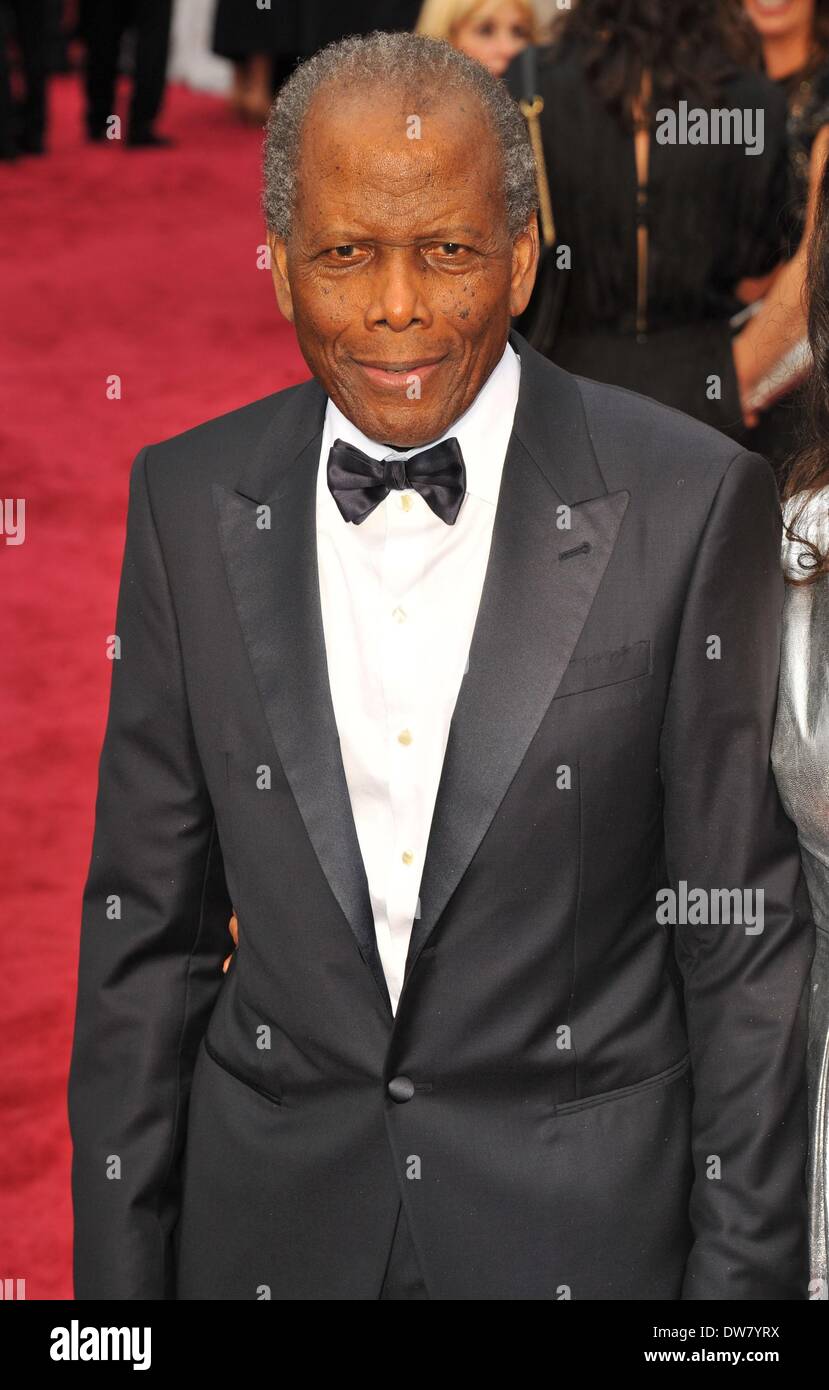 Los Angeles, CA. 2 Mar 2014. Sidney Poitier presso gli arrivi per la 86annuale di Academy Awards - Gli arrivi 2 - Gli Oscar 2014, Dolby Theatre a Hollywood e Highland Center, Los Angeles, CA il 2 marzo 2014. Credito: Dee Cercone/Everett raccolta/Alamy Live News Foto Stock