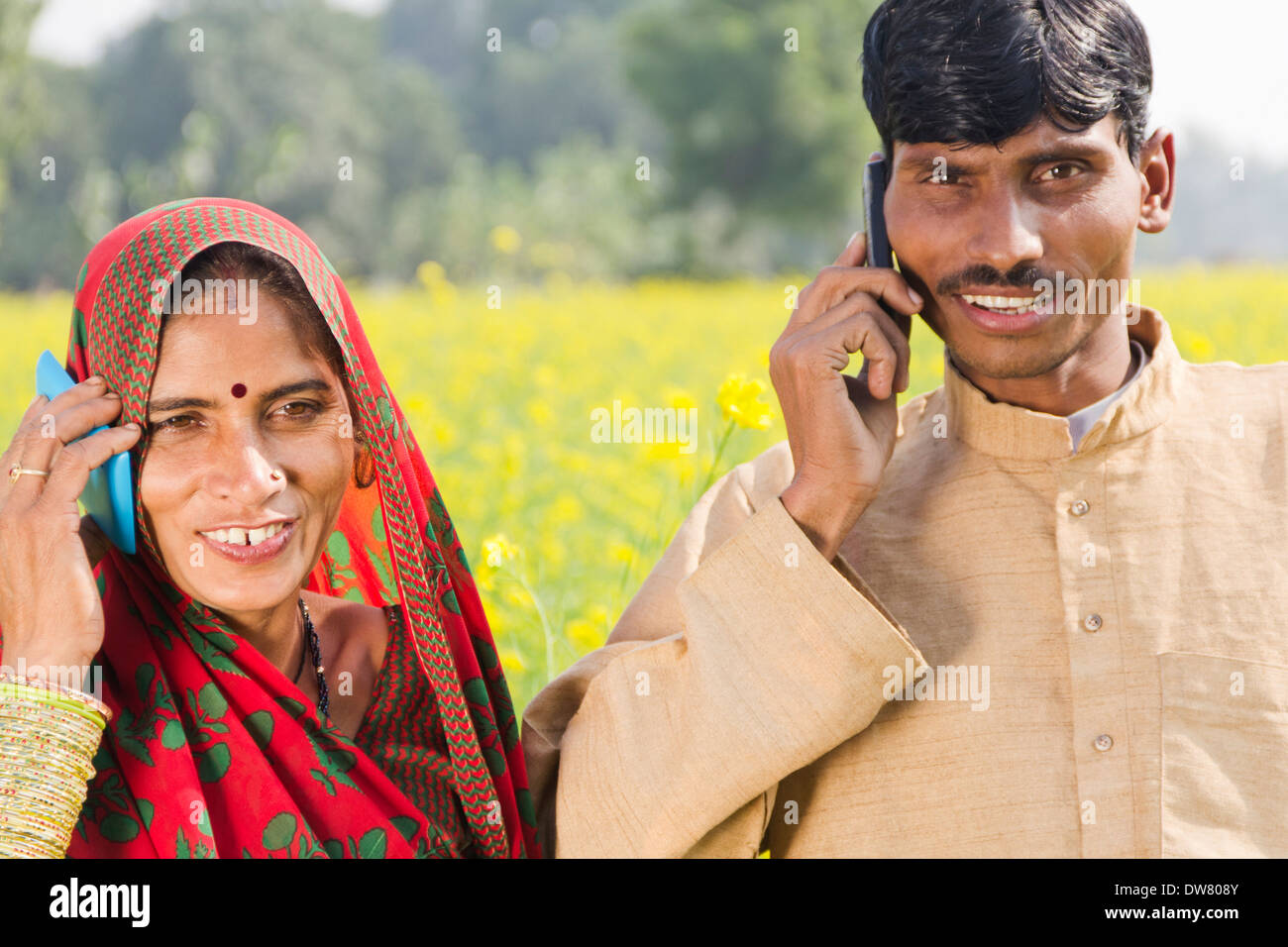 Villaggio indiano agricoltore in piedi con la moglie in fattoria Foto Stock