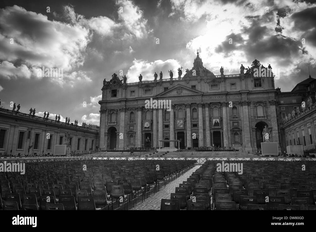 Città del Vaticano, Roma, Italia - 11 Maggio 2013: la Basilica di San Pietro prima dell Angelus (in attesa per i credenti). Foto Stock