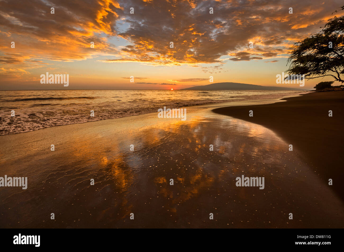 Spiaggia spettacolare tramonto nella cittadina di Lahaina sull'isola hawaiana di Maui. Foto Stock