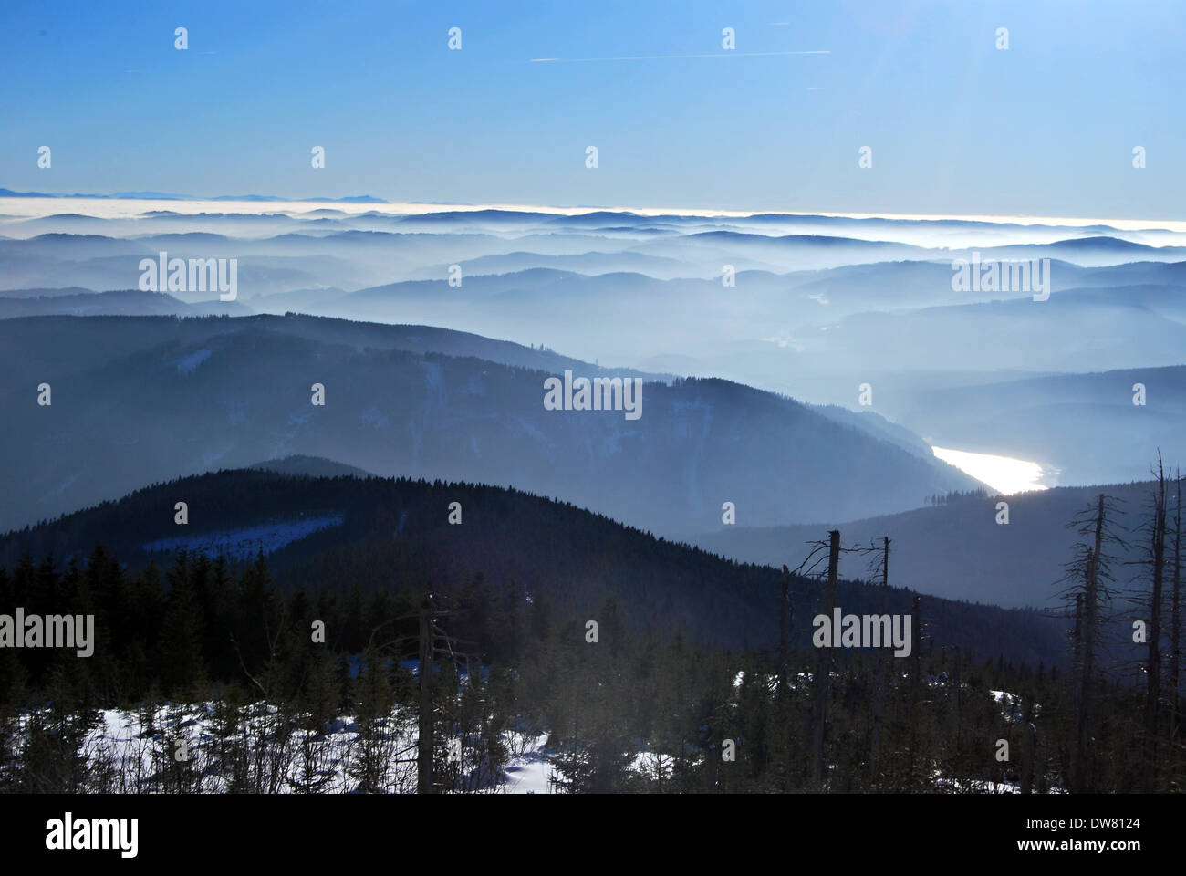 Il panorama sulle montagne dal Lysa Hora hill in Moravskoslezske Beskydy Mts. Foto Stock
