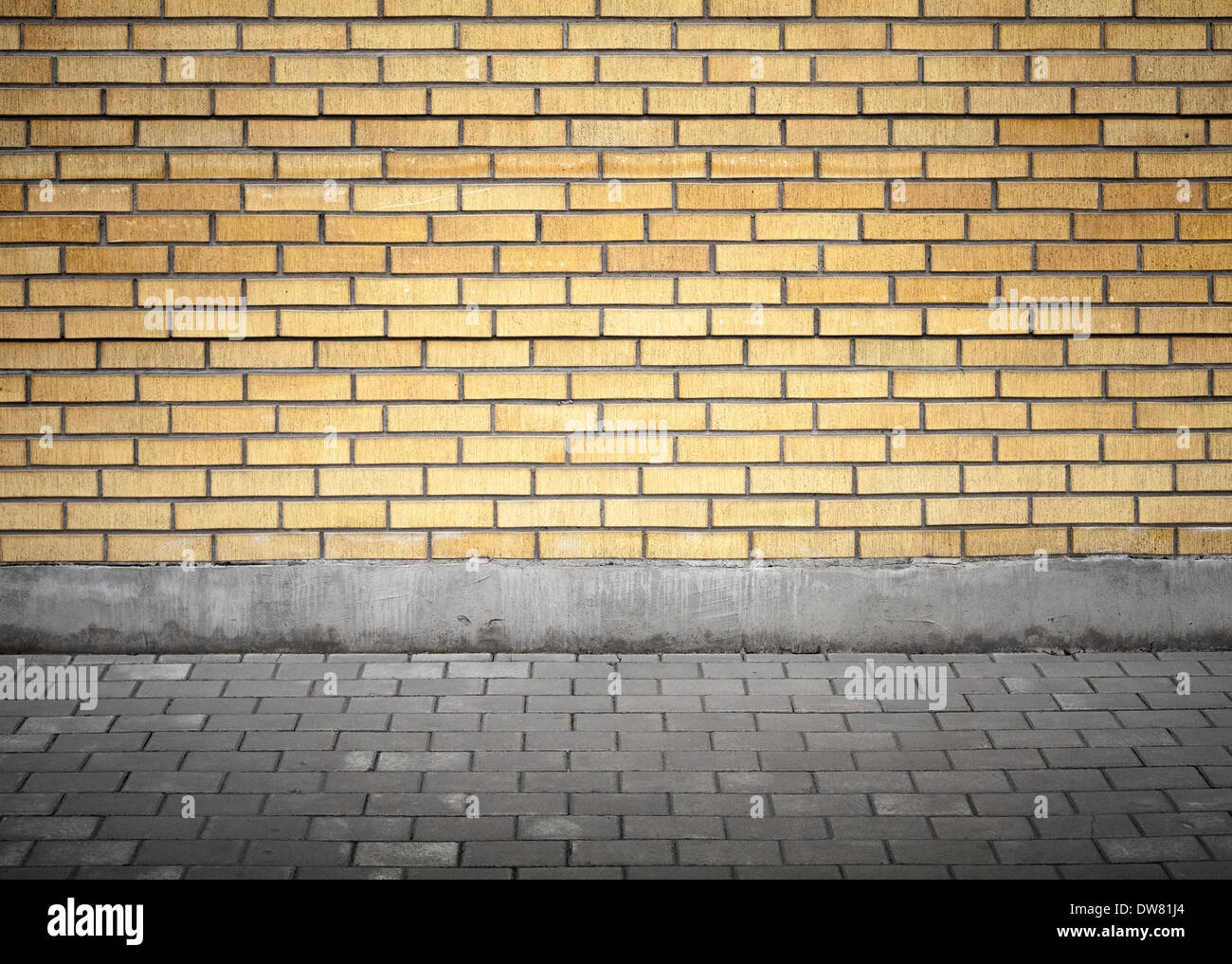 Abstract urban cortile interno con il giallo muro di mattoni Foto Stock