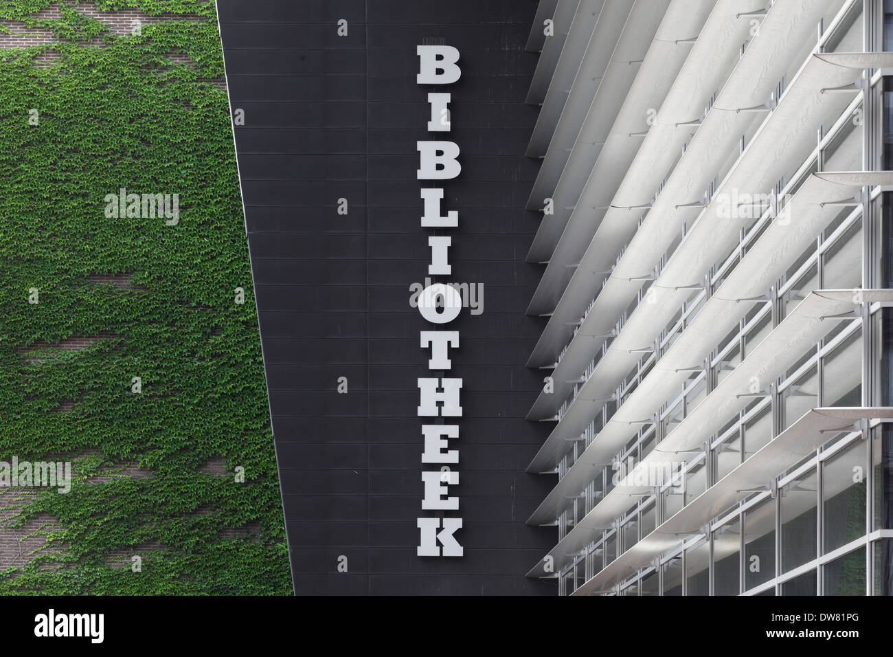 Genk biblioteca pubblica, a Genk, in Belgio. Architetto: Claude Vasconi, 2008. Dettaglio del Louvres sul prospetto principale con 'Bibliotheek' ('Li Foto Stock