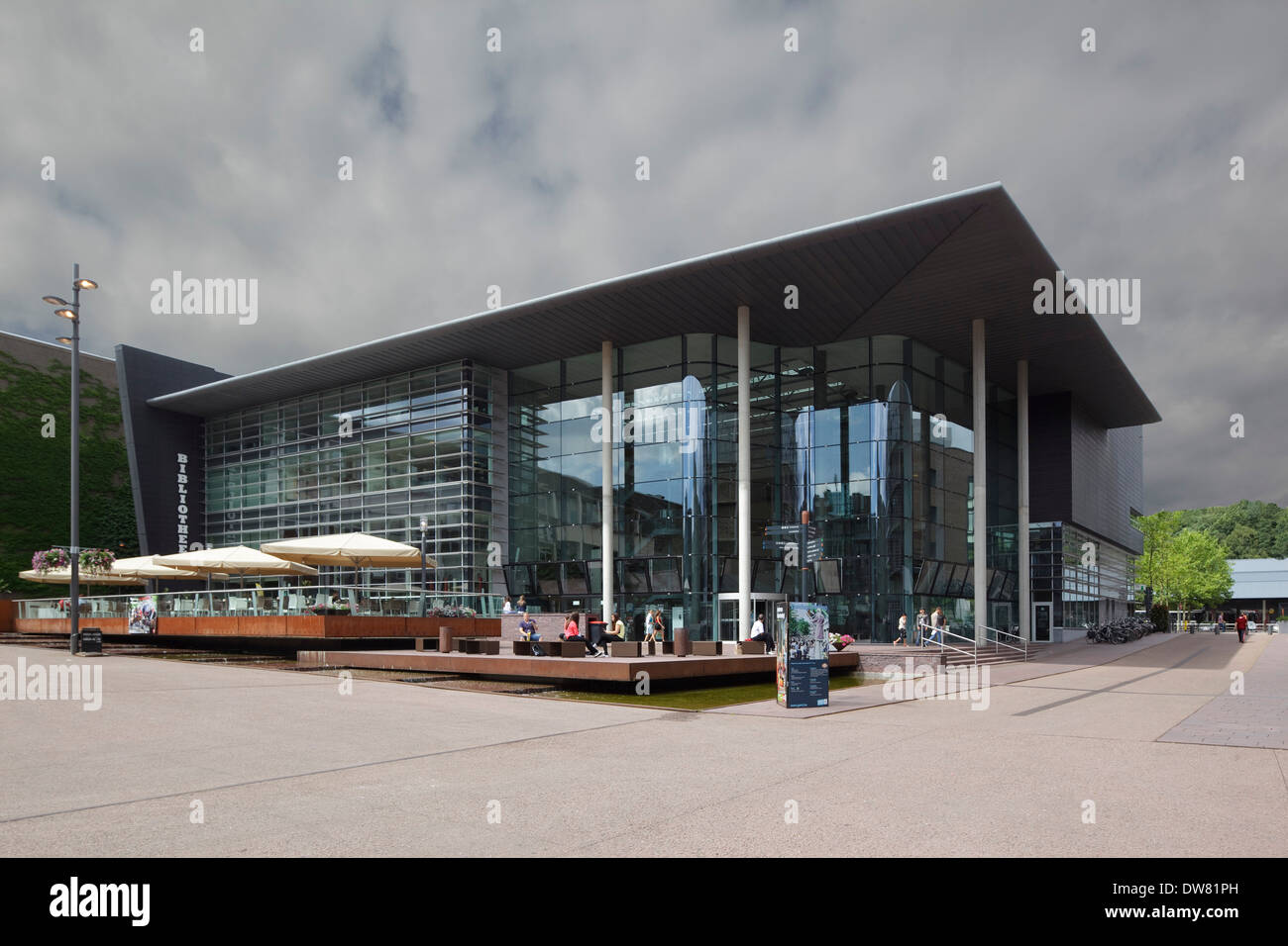 Genk biblioteca pubblica, a Genk, in Belgio. Architetto: Claude Vasconi, 2008. Biblioteca visto da Stadsplein contro il cielo nuvoloso. Foto Stock