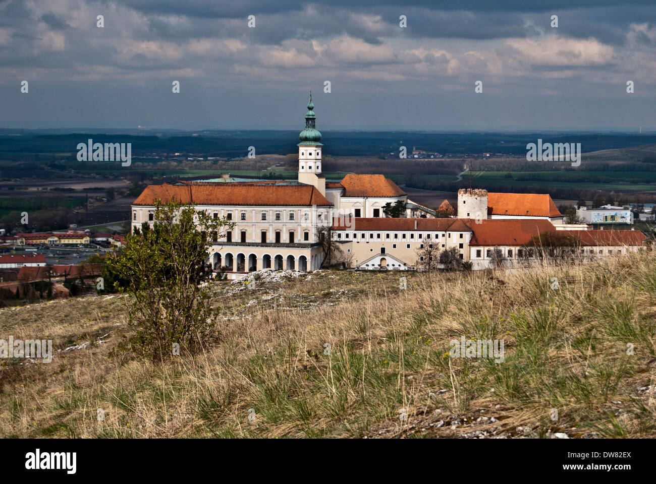 Vista della città di Mikulov con chateau dalle montagne di Palava Foto Stock