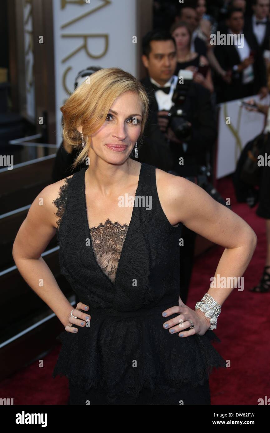 Hollywood, California, USA. 2 Marzo, 2014. Noi attrice Julia Roberts assiste la 86Academy Awards aka Oscar in Dolby Theatre di Los Angeles, Stati Uniti d'America, il 02 marzo 2014. Credito: Hubert Boesl/dpa picture alliance/Alamy Live News Foto Stock