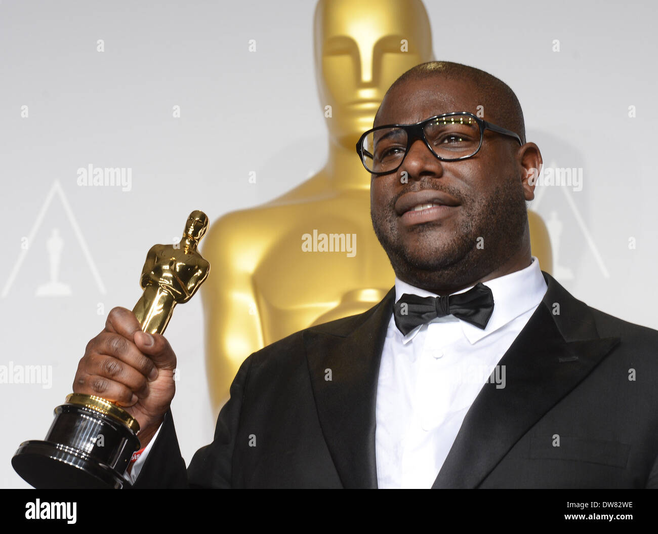 Los Angeles, Stati Uniti d'America. 2 Mar 2014. "12 anni uno slave' Direttore Steve McQueen pone dopo aver vinto la migliore immagine durante l'Oscar al Dolby Theatre di Los Angeles, negli Stati Uniti il 2 marzo 2014. Credito: Yang Lei/Xinhua/Alamy Live News Foto Stock