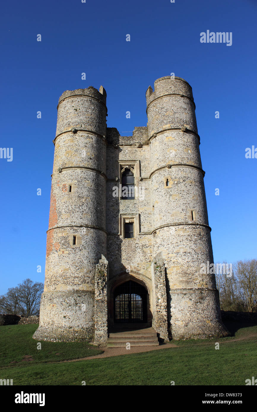 Modalità di visualizzazione verticale a doppia gatehouse turrito del Castello di Donnington, Berkshire, Regno Unito. Foto Stock