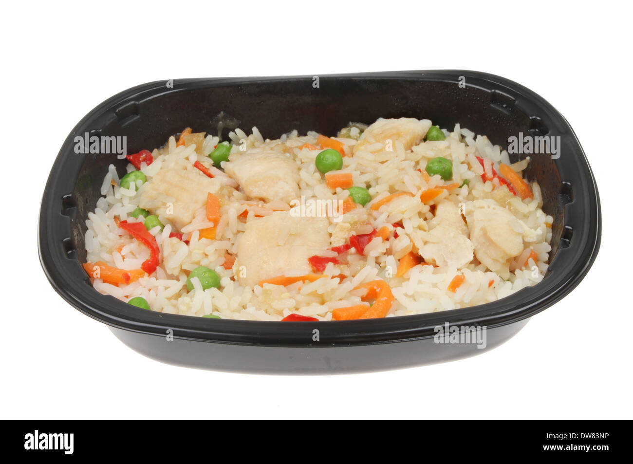 Convenienza cinese pasto, pollo, riso e verdure in un vassoio di plastica isolati contro white Foto Stock