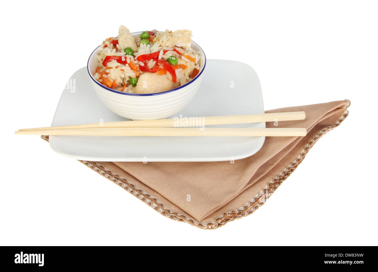 Pasto cinese, pollo e riso vegetale in una ciotola su una piastra con bacchette e un tovagliolo isolata contro bianco Foto Stock