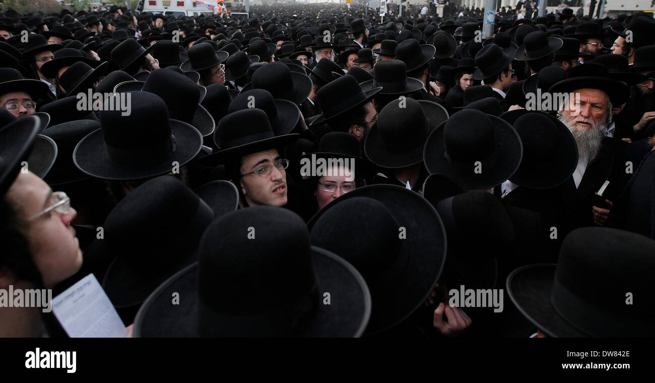 Gerusalemme. 2 Mar 2014. Ultra-Orthodox ebrei frequentare una massa anti-progetto di rally in Gerusalemme, 2 marzo 2014. Centinaia di migliaia di ultra- ebrei ortodossi raccolse Domenica a Gerusalemme per protestare contro un piano del governo per arruolare i loro giovani nell'esercito. Il governo sta spingendo per un progetto di legge di reclutamento ultra-ortodossi e mettere le sanzioni penali, compresa la detenzione, su progetto di dodgers. Credito: Muammar Awad/Xinhua/Alamy Live News Foto Stock