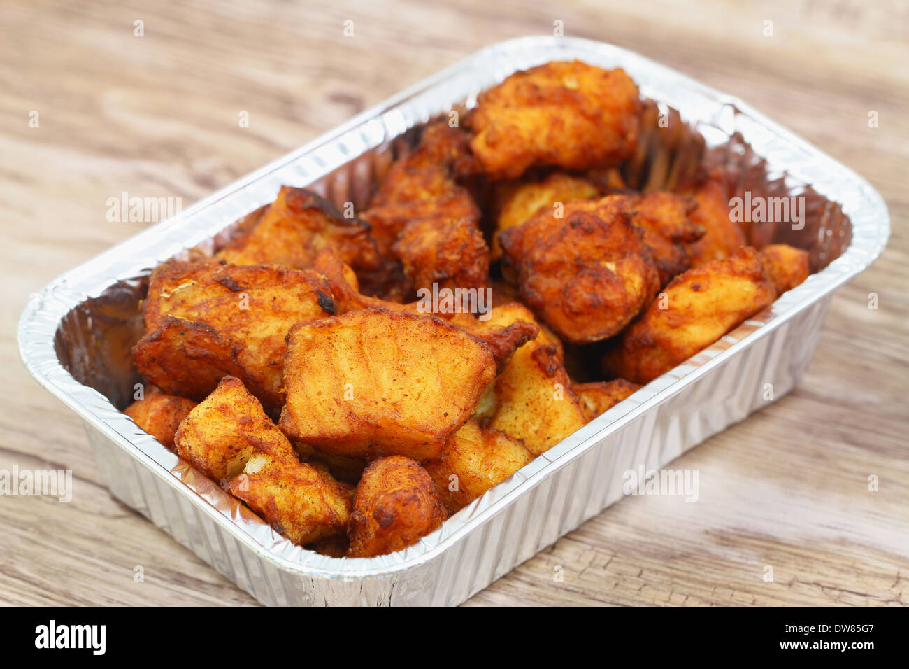 Merluzzo fritto di pezzi nel prendere il via il vassoio Foto Stock