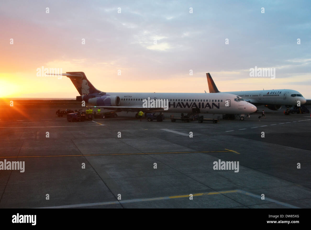 Hawaiian Airlines gli aeroplani nell'Aeroporto Internazionale di Kona al tramonto, Big Island, Hawaii, STATI UNITI D'AMERICA Foto Stock