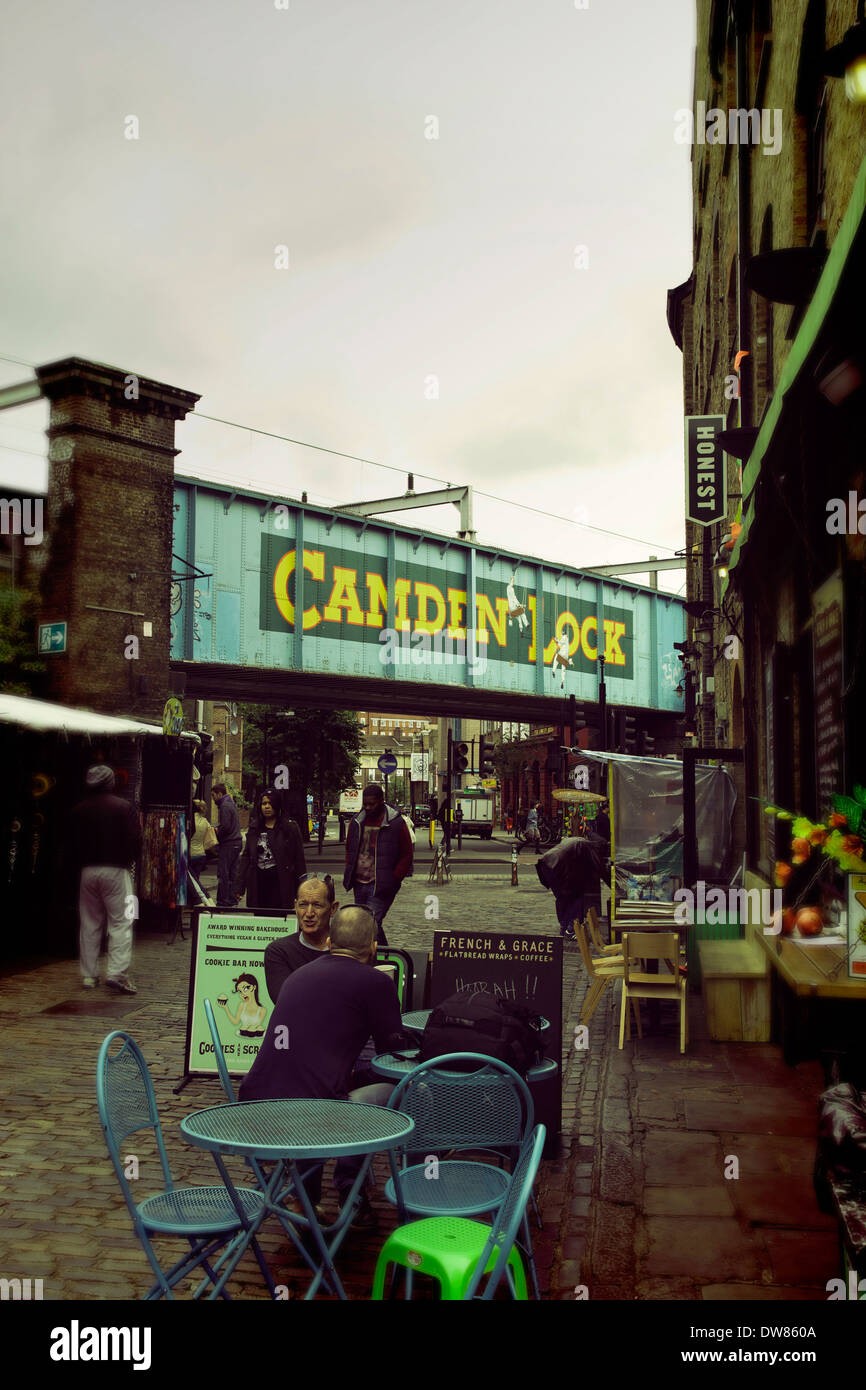 Persone bere e mangiare fuori a Camden Lock, a nord di Londra, Regno Unito. Foto Stock