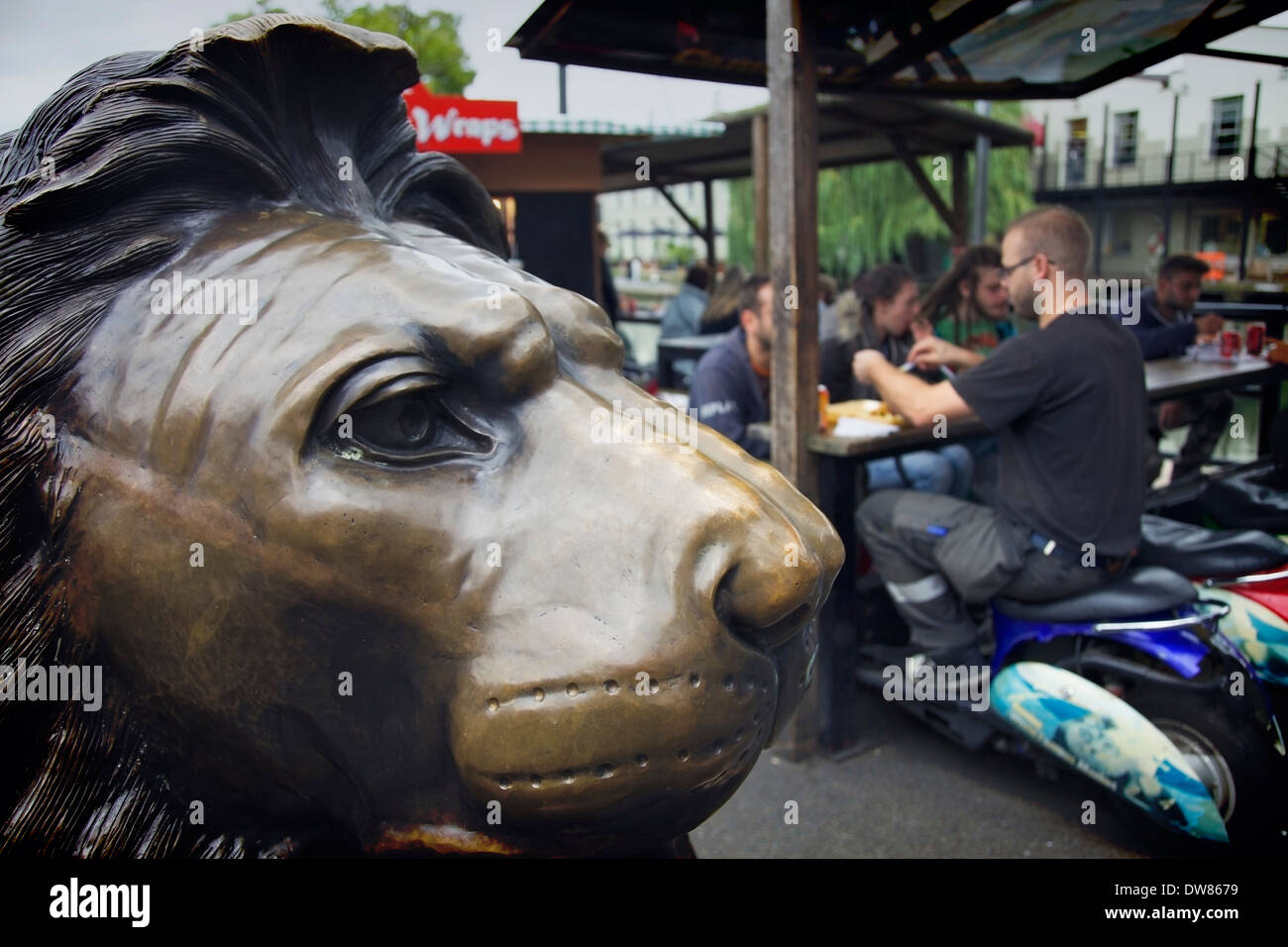 Persone mangiare a Camden Lock market, a nord di Londra, Regno Unito. Foto Stock