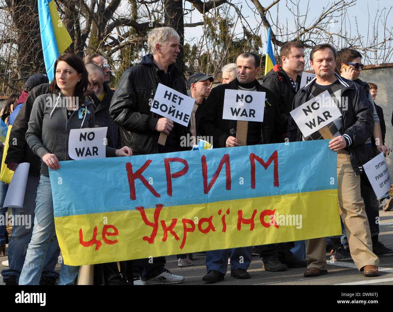 Praga, Repubblica Ceca. 2 Marzo, 2014. Manifestanti tenere cartelloni con slogan come "Krym non è l'Ucraina " o " NO alla GUERRA " durante una dimostrazione contro la minaccia della Russia intervento militare in Ucraina, davanti all'ambasciata russa di Praga, domenica 2 marzo, 2014. Credito: Matej Riha/CTK foto/Alamy Live News Foto Stock