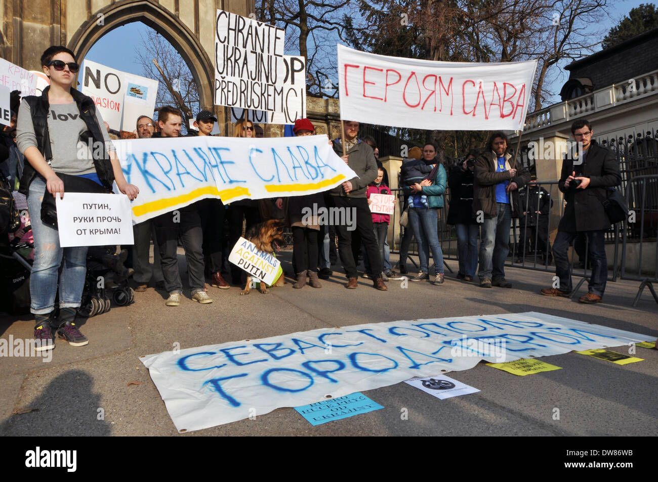 Praga, Repubblica Ceca. 2 Marzo, 2014. Manifestanti tenere cartelloni con slogan come "Viva l'Ucraina", "Viva Heros' o 'Sevastopol Town-Hero' durante una dimostrazione contro la minaccia della Russia intervento militare in Ucraina, davanti all'ambasciata russa di Praga, domenica 2 marzo, 2014. Credito: Matej Riha/CTK foto/Alamy Live News Foto Stock
