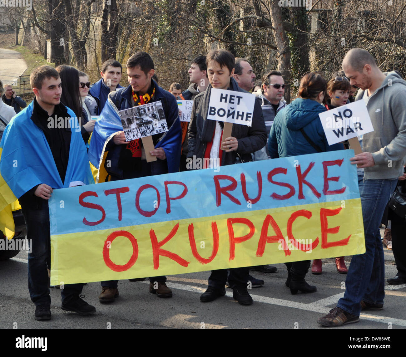 Praga, Repubblica Ceca. 2 Marzo, 2014. Manifestanti tenere cartelloni con slogan come 'Stop l'occupazione russa ' o 'no war' durante una dimostrazione contro la minaccia della Russia intervento militare in Ucraina, davanti all'ambasciata russa di Praga, domenica 2 marzo, 2014. Credito: Matej Riha/CTK foto/Alamy Live News Foto Stock