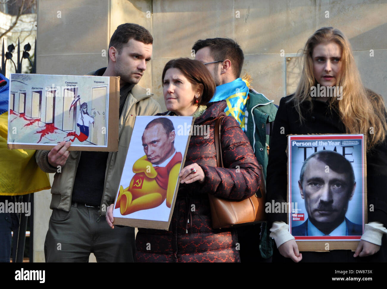 Praga, Repubblica Ceca. 2 Marzo, 2014. Manifestanti tenere cartelloni con cartoni animati del Presidente russo Vladimir Putin durante una dimostrazione contro la minaccia della Russia intervento militare in Ucraina, davanti all'ambasciata russa di Praga, domenica 2 marzo, 2014. Credito: Matej Riha/CTK foto/Alamy Live News Foto Stock