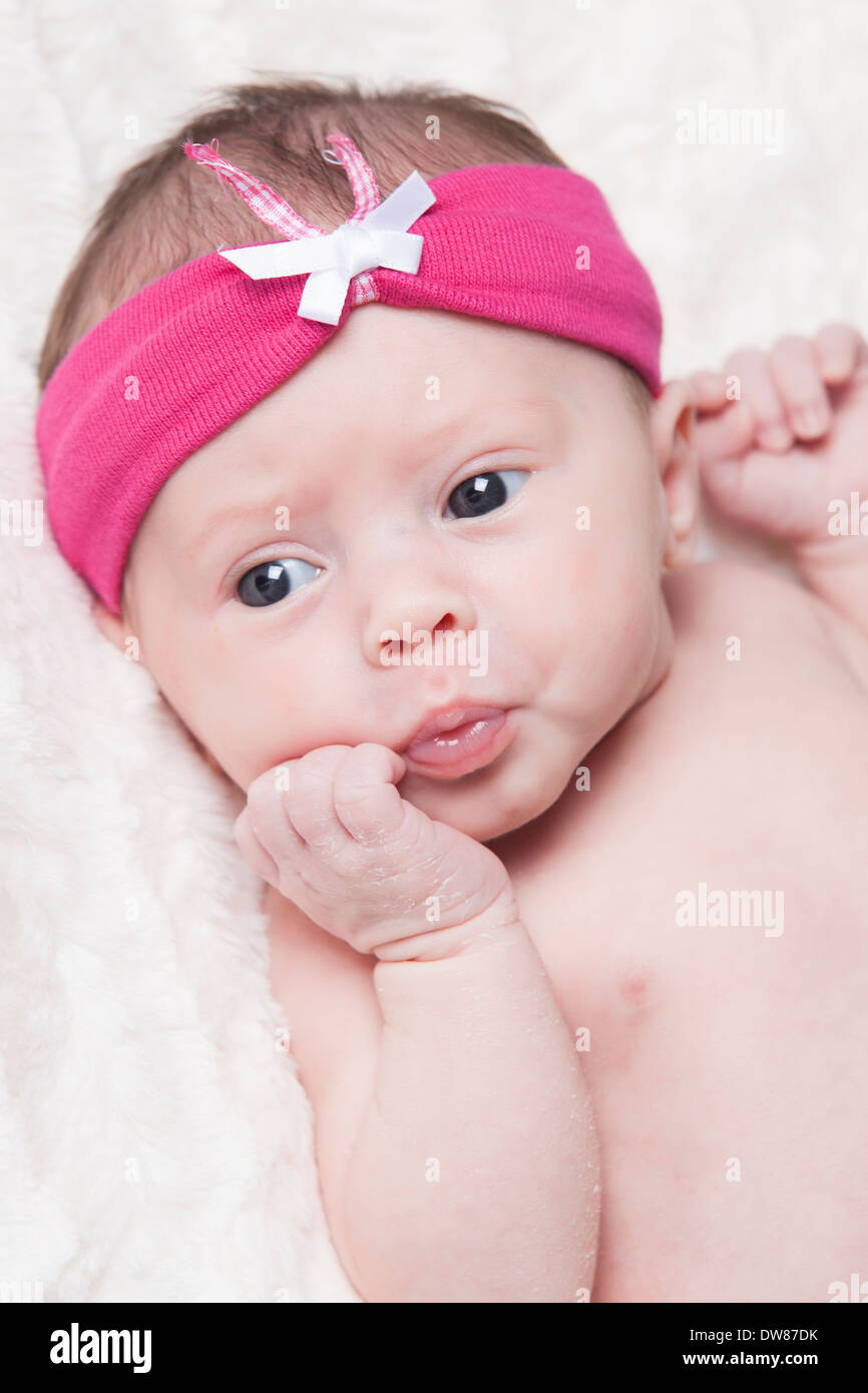 Felice neonato ragazza appena una settimana fa fotografato in studio Foto Stock