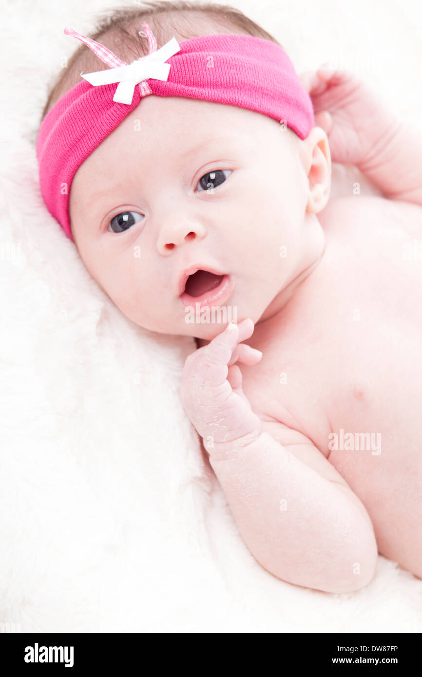 Felice neonato ragazza appena una settimana fa fotografato in studio Foto Stock