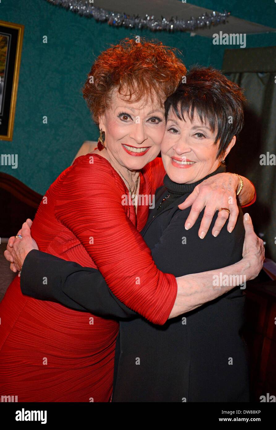 New York, NY, STATI UNITI D'AMERICA. 2 Mar 2014. Carol Lawrence, Chita Rivera backstage per West Side Story original Broadway Cast Reunion a maneggiare con cura, Westside Theatre di New York, NY Marzo 2, 2014. Credito: Derek Storm/Everett raccolta/Alamy Live News Foto Stock