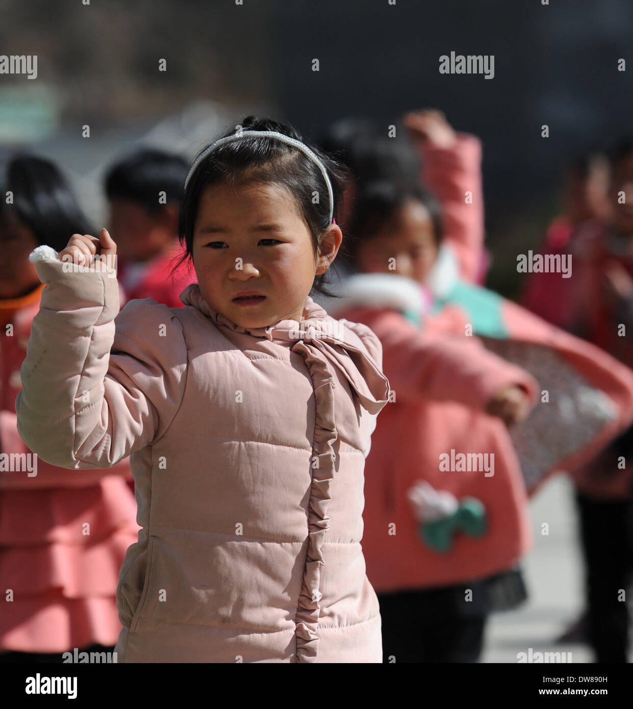 (140303) -- WEINING, 3 marzo 2014 (Xinhua) -- Gli studenti fare esercizi in classe a rompere Qianfeng scuola primaria nella contea di Weining, a sud-ovest della Cina di Guizhou, Mach 3, 2014. Lunedì segna l inizio di un nuovo termine per studenti a Qianfeng scuola primaria. La scuola, con 2.500 metri di altitudine, si trova in zone di montagna nel Guizhou e dispone solo di 48 allievi. (Xinhua/Tao Liang) (ZC) Foto Stock