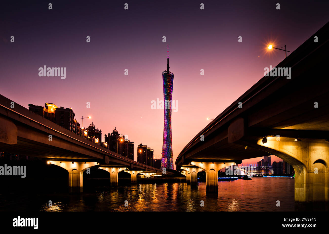Il cantone di Guangzhou Tower vista sotto due ponti al calar della sera tempo Foto Stock